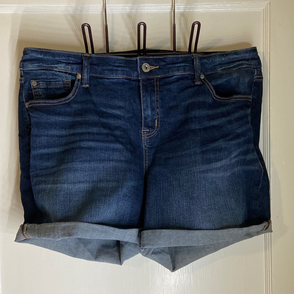 Torrid 18W mid length shorts